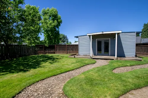 Sparkling Clean Mid Century Modern Home in Ferry Street Bridge Area - Boutique