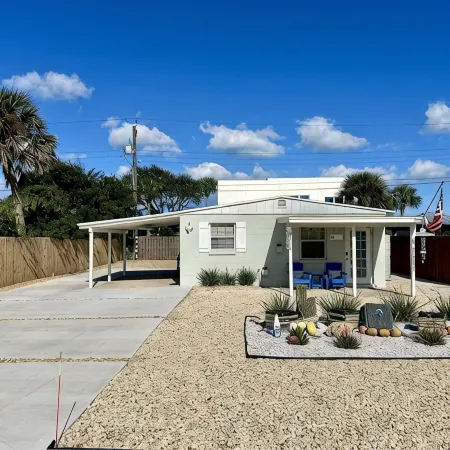 Cozy Crab House, Beachside, Walk to Beach & River, Coffee Bar & Fire Pit