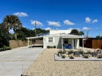 Cozy Crab House, Beachside, Walk to Beach & River, Coffee Bar & Fire Pit - 2-Star
