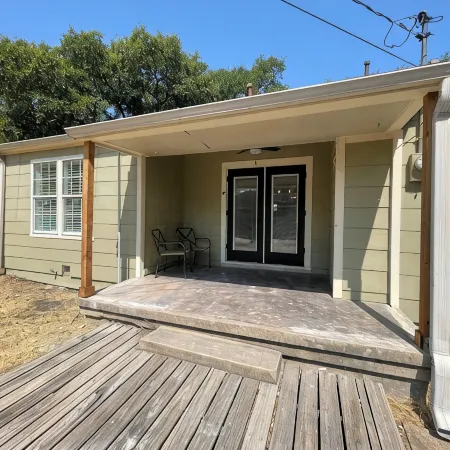 Charming, cozy cottage located 1/2 mile, or 3 min. walk to Kyle Field.