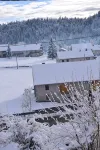 Chalet with fireplace (wood supplied) sleeps 10 (discount for stays of 3 nights or more) - 小木屋