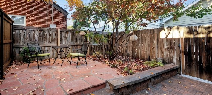 Charming cottage in Denver's Park Hill neighborhood. Fenced yard + pet friendly. Hotels in Денвер
