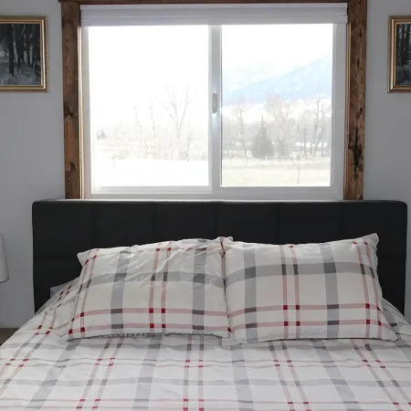 River Rest Luxury Cabin - The Beaverhead. Beautiful River and Mountain Views!!!