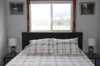 River Rest Luxury Cabin - The Beaverhead. Beautiful River and Mountain Views!!! - 샬레 호텔