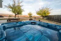 Two Adjacent Farmhouses on 4 acres. Sleeps up to 20. Pet Friendly - ห้องครัว