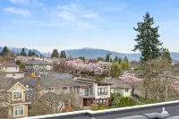 Van West Award Winning 3BR Home at QE park and Oakridge Mall/12 min to DT/Brand New - 3-Star