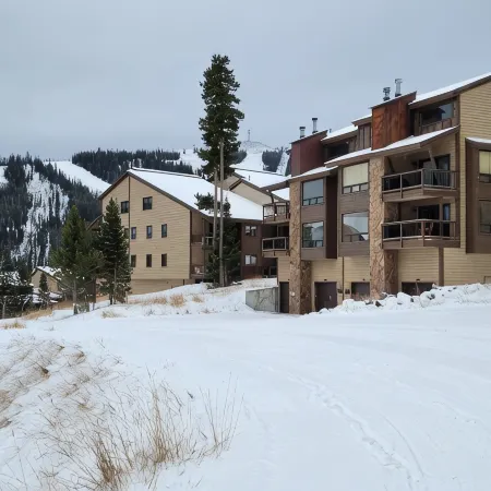 Ski In/Ski Out, 3 BR/3BA Condo, Hot Tub, Fireplace in Big Sky Mountain Village