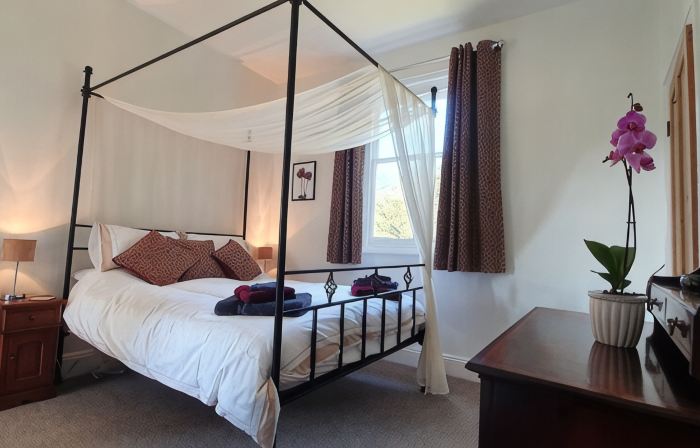 Hinton Lodge - Quaint Victorian four star cottage in a quiet rural location.