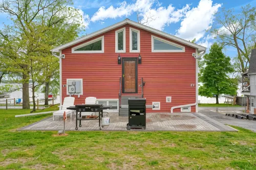 Large Lakefront Retreat – New Hot Tub! - Boutique