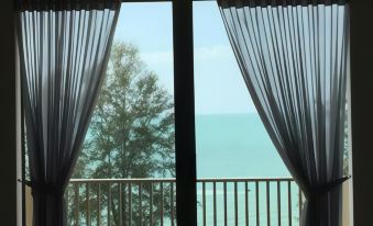 By the Sea-Panoramic Seaview Luxury Suite