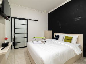 Urbanview Hotel Bizhome Artha Gading Boulevard by RedDoorz