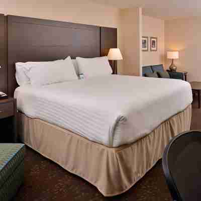 Holiday Inn Express & Suites Dearborn SW - Detroit Area Rooms