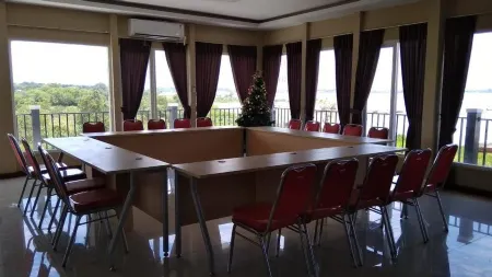 Bandengan Beach Hotel Отели в г. Jepara Regency