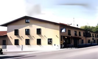 Hotel Ristorante Sempione - Housity
