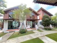 Baanrongmai Canal Front Hotel di Phra Pradaeng