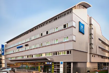 ibis budget Paris Porte de Pantin Отели рядом с достопримечательностью «Chapelle Notre-Dame-de-l'Étoile de Bobigny»