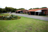 Emu Beach Chalets Hotels in Emu Point