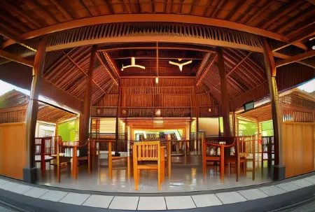 Grand Cepu Hotel Отели в г. Чепу