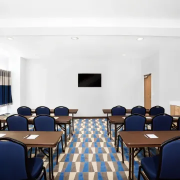 Microtel by Wyndham Vernal / Naples