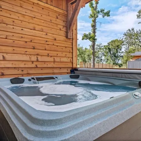 Twin Retreat Cabin #2, Hot Tub, Near Battlefield Golf Course & Shangri La Resort