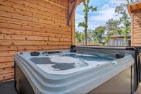Twin Retreat Cabin #2, Hot Tub, Near Battlefield Golf Course & Shangri La Resort