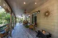 Animal Crossing Retreat - Luxurious Elegant Cabin, Sleeps 10