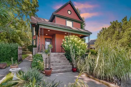 Captain's House// Large & FUN Family Home 5 minutes to the Beach