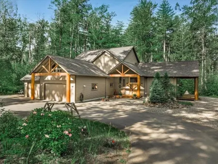 4000sqft, 1-acre Custom Cabin Retreat w Game Room, Hot Tub & Sauna @Mt Hood