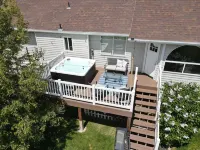 Spacious 5 BR/3 Bath Home with a PRIVATE HOT TUB!! 2x full Kitchens & Laundry