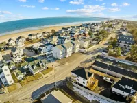 Spacious Retreat with Nostalgic Touches - Charming Coastal Oasis