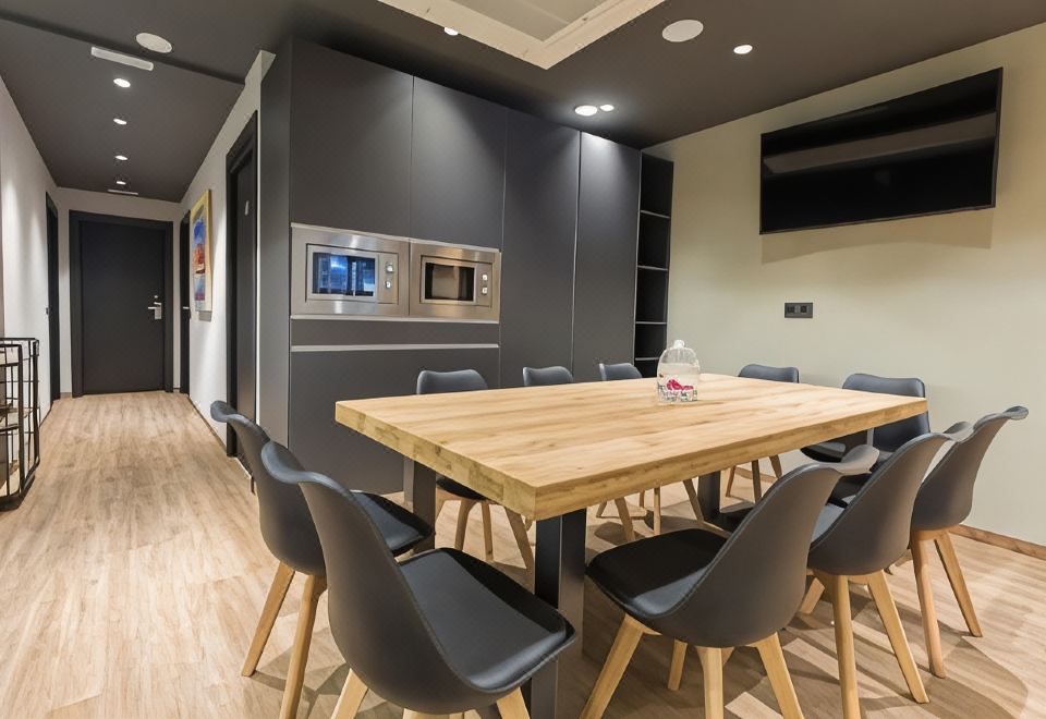 1. 에어호스텔 바르..