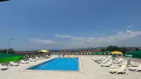 Double Royal Hotel - ที่มีสระว่ายน้ำ
