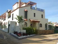 Beautiful 3 Bedroom 2 Bathroom Town House In a Private Gated Complex & Free WiFi Hotels near Isla Canela -