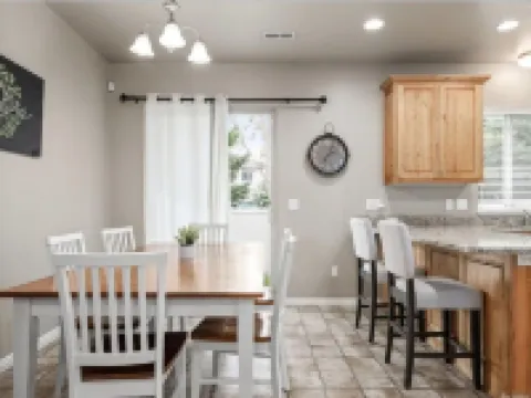 Townhome- 5 Minutes to UVU