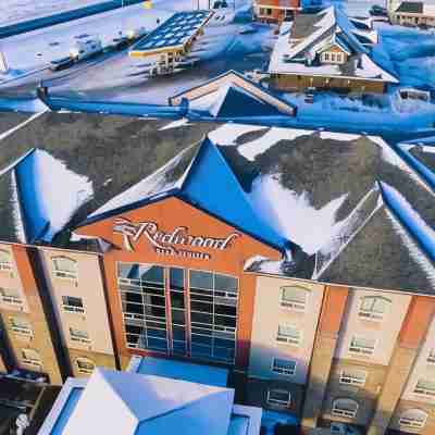 Redwood Inn & Suites Hotel Exterior
