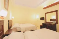 Pia Hotel Medan - parking