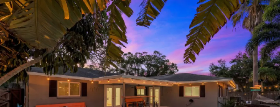 14 Guests · Large HEATED Pool · Tropical Backyard+BBQ · GYM · Beach: 3 miles