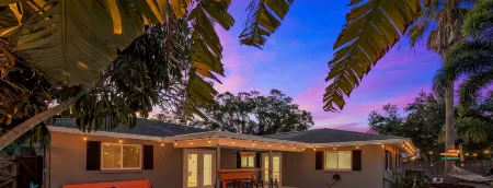 14 Guests · Large HEATED Pool · Tropical Backyard+BBQ · GYM · Beach: 3 miles