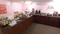 Econo Lodge  Inn & Suites - breakfast