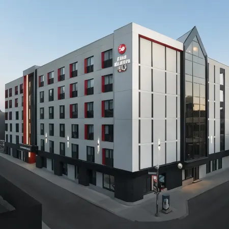 Best Western Plus City Centre/Centre-Ville Отели рядом с достопримечательностью «Спортивный комплекс «Видеотрон-Центр»»