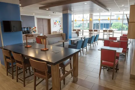 Holiday Inn Express & Suites Fort Wayne North Отели рядом с достопримечательностью «Кентербери Грин Дог Парк - Резидентс Онли»