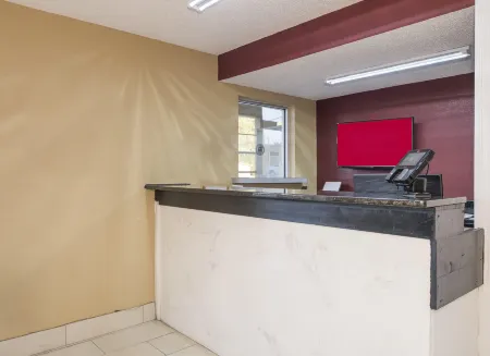 Red Roof Inn Acworth - Emerson/ LakePoint South Отели рядом с достопримечательностью «Дарр Филд»