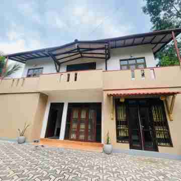 Montes Ella Hotel Exterior