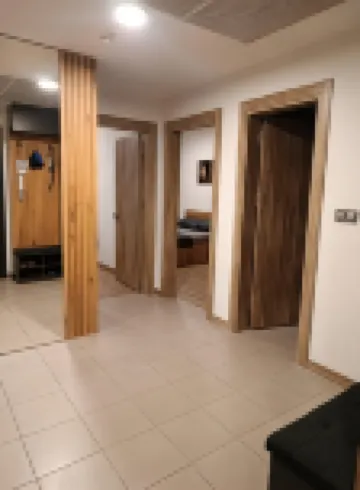 帶泳池和健身中心的18樓公寓