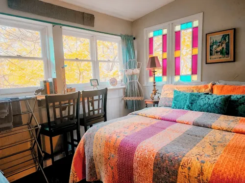 Escape from the Ordinary in a Quirky Eurekan Cottage, WiFi & AC- Sam's Workshop - Country Houses