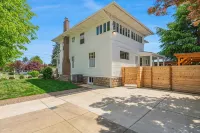 Beautiful 4 bedroom! Hot Tub, Fabulous Downtown Newberg Location!