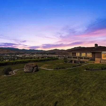Wenatchee Mansion. 6500 sqft, pool, hot tub, 7 BR, theater, billiards and more!