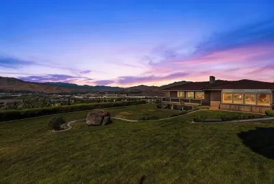 Wenatchee Mansion. 6500 sqft, pool, hot tub, 7 BR, theater, billiards and more! 酒店