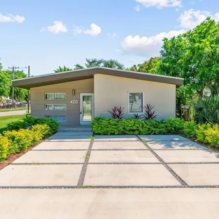 Beautiful Home Close to Beach and Atlantic Ave. Jacuzzi, Plunge Pool!