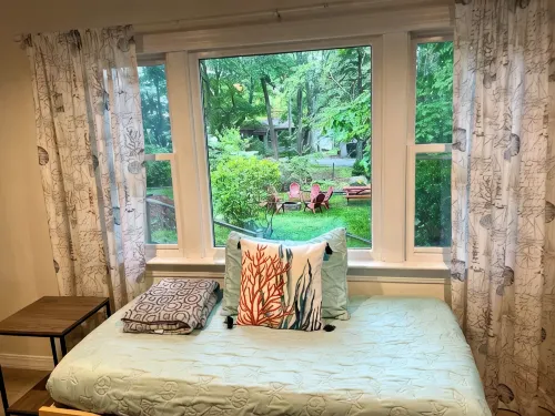 Large Outdoor Space with Saltwater Hot Tub, Fire Pit, Gardens, and Deck in OOB!